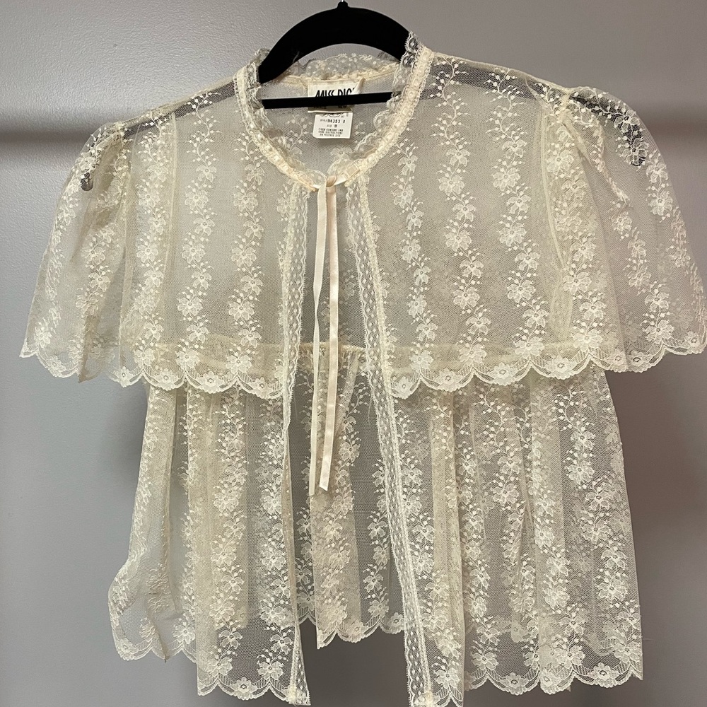 Vintage - Off white lace shrug, sleeveless with cape style shoulder coverage